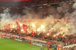 因球迷在多场比赛违规燃放烟火，拜仁被德国足协罚款超过10万欧